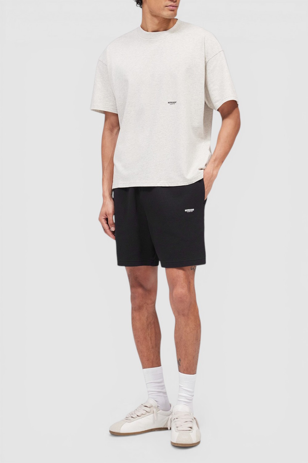 תמונת כל הלוק של חולצת טי אוברסייז